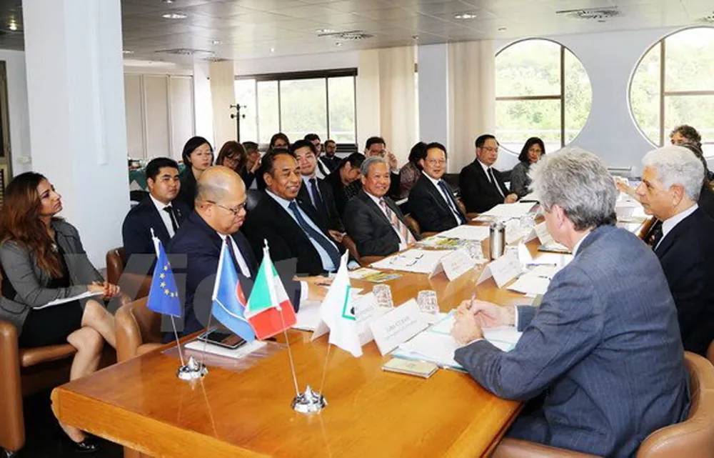 Đoàn ACR làm việc với Chính quyền Vùng Marche. Ảnh: Vietnam+