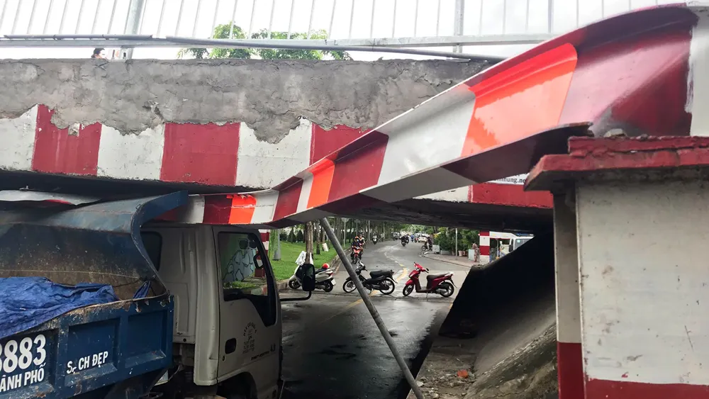 Vượt thanh chắn, xe tải kẹt dưới gầm cầu Bùi Hữu Nghĩa