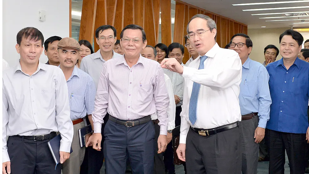 Bí thư Thành ủy TPHCM Nguyễn Thiện Nhân tham quan tòa soạn Báo SGGP. Ảnh: VIỆT DŨNG