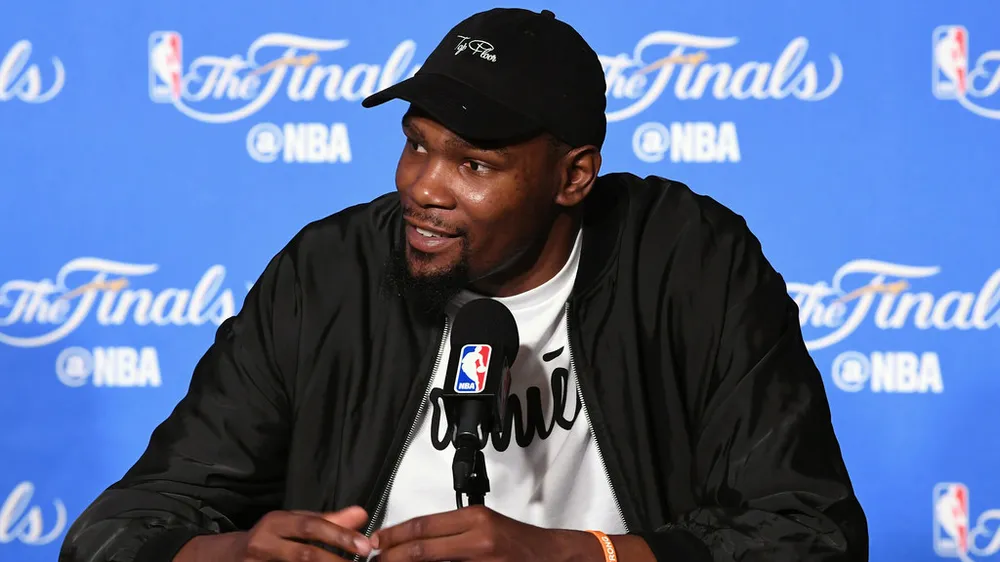 Kevin Durant trong buổi họp báo sau trận đấu