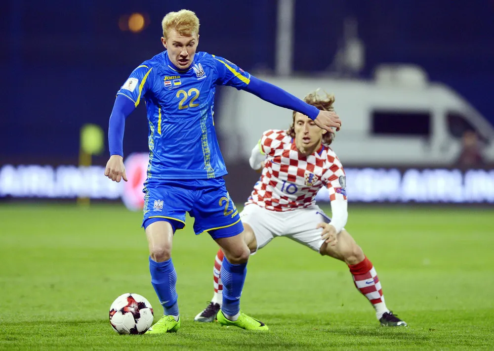 Ukraine (trái) đang có phong độ vượt trội so với đội khách Malta