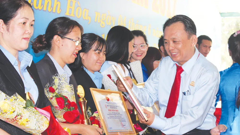 Festival biển Nha Trang: Độc đáo lễ giỗ tổ nghề yến ảnh 2