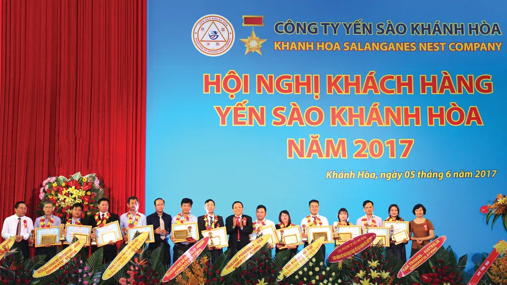 Trao danh hiệu cho 12 nhà phân phối và đại lý kim cương với phần thưởng 70 triệu đồng và 2 chuyến du lịch tại Ý hoặc Thụy Sĩ cùng nhiều phần thưởng giá trị kèm theo khác