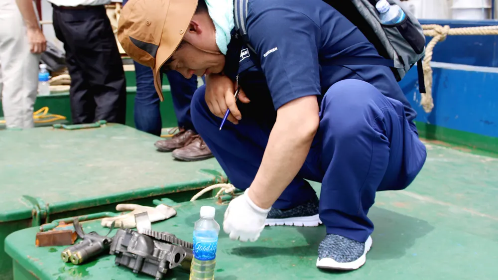 Chuyên gia hãng Doosan (Hàn Quốc) kiểm tra máy tàu BĐ 99245–TS của ông Trần Đình Sơn