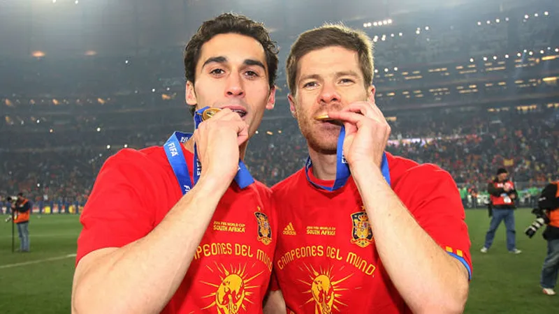 Arbeloa (trái) nối tiếp Xabi Alonso giã từ sân cỏ