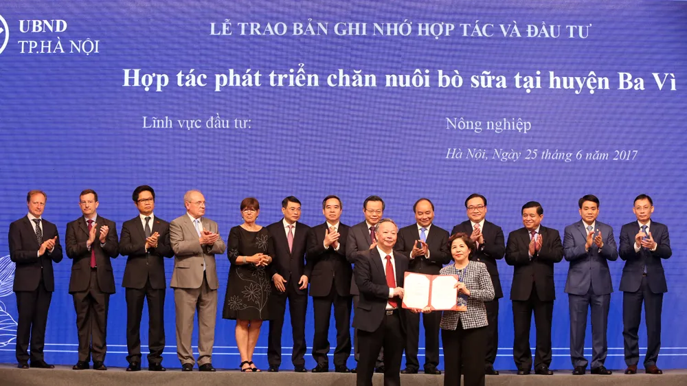 Đại diện lãnh đạo thành phố Hà Nội và bà Mai Kiều Liên – Tổng giám đốc Vinamilk ký kết bản ghi nhớ hợp tác đầu tư phát triển chăn nuôi bò sữa công nghệ cao tại Hà Nội