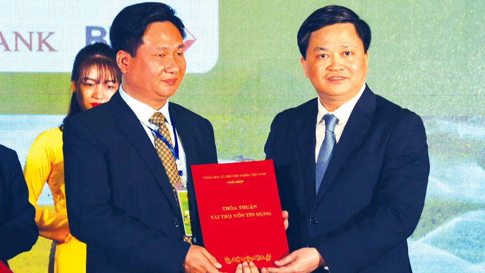 Tổng Giám đốc VietinBank Lê Đức Thọ trao tài trợ vốn cho doanh nghiệp