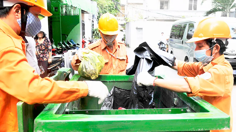 Thu gom rác phân loại tại nguồn ở hẻm 25 Nguyễn Bỉnh Khiêm, quận 1