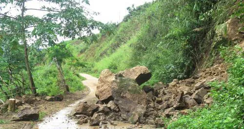 Sạt lở xảy ra tại tuyến đường từ huyện Điện Biên Đông đi các xã trên địa bàn.