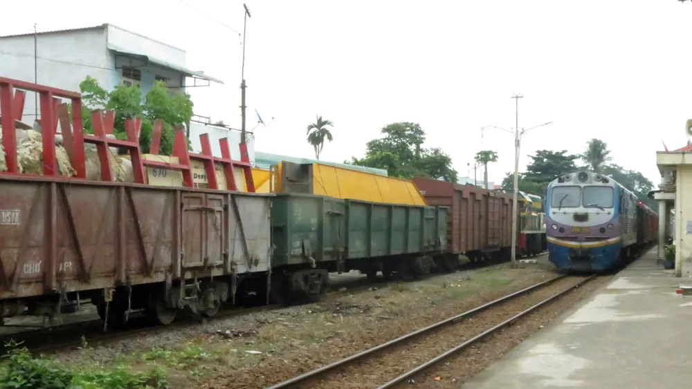 Xe lửa chạy tuyến Bắc - Nam đang qua ga Dĩ An, tỉnh Bình Dương