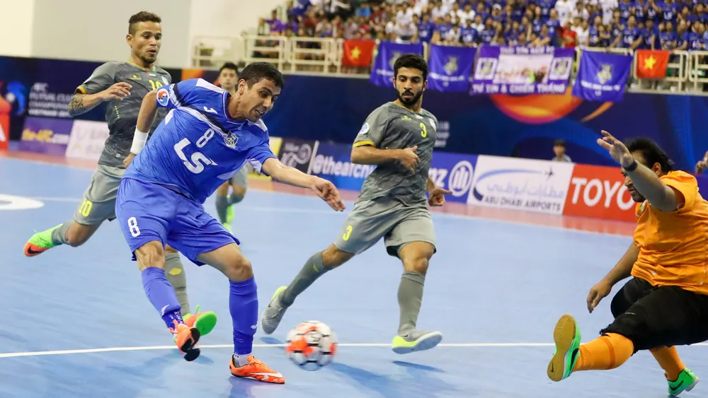 Ngoại binh Tayebibidgoli (trái) tỏa sáng giúp chủ nhà giành vé vào tứ kết