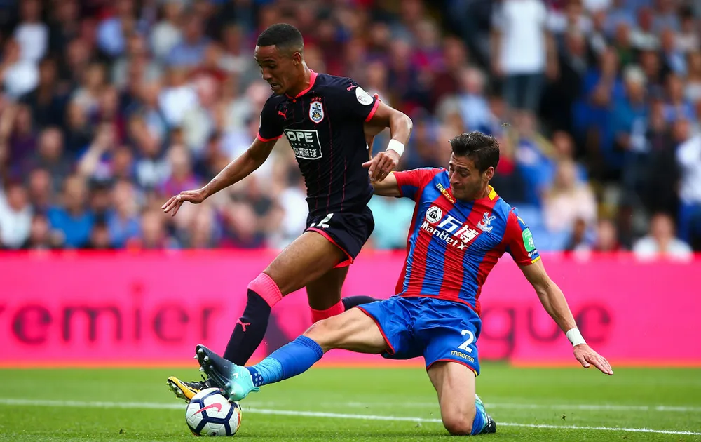 Huddersfield (trái) đang tràn đầy hứng khởi sau màn ra mắt “mãn nhãn” tại Premier League