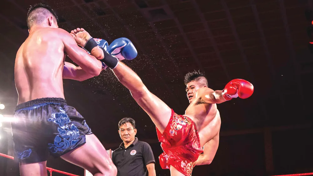 Nguyễn Thanh Tùng (phải) ra đòn