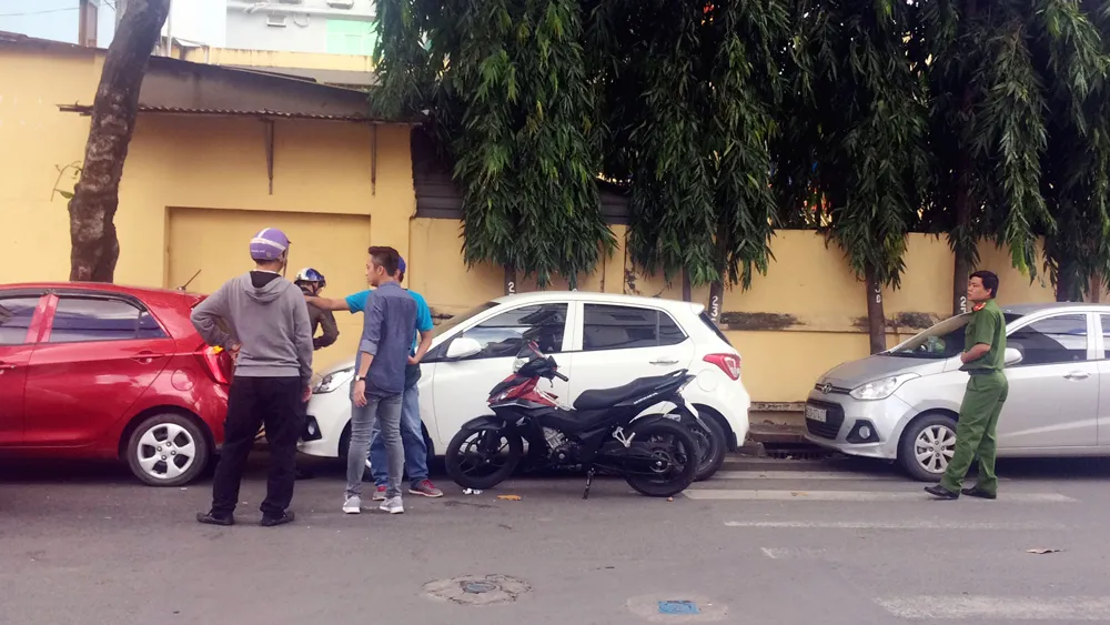 Một nam thanh niên đập phá nhiều xe GrabCar ảnh 1