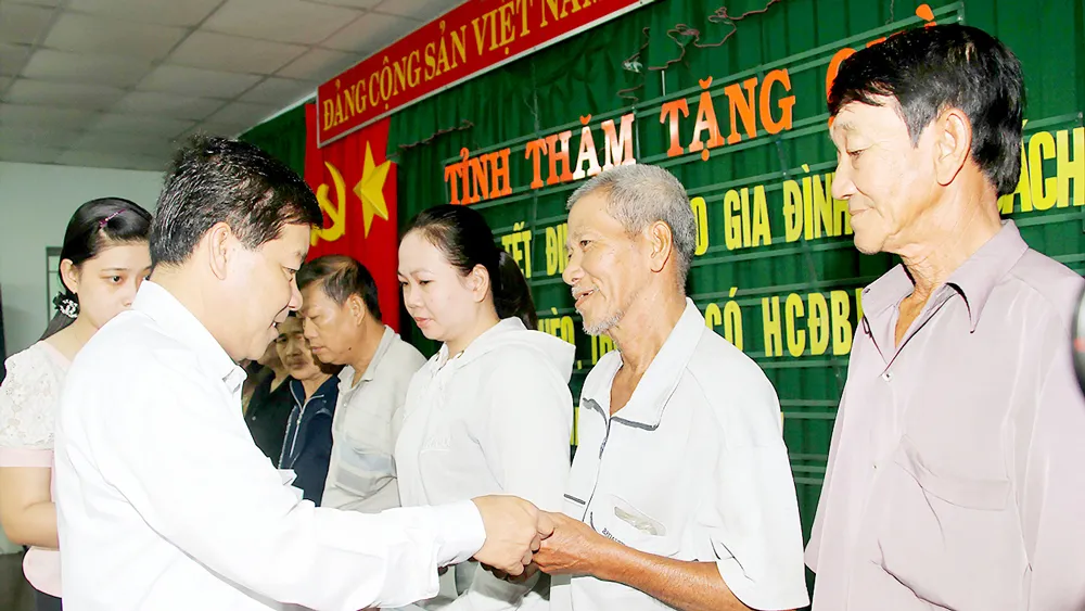 Lãnh đạo tỉnh Bình Dương, tặng quà các hộ nghèo và trẻ em có hoàn cảnh đặc biệt khó khăn