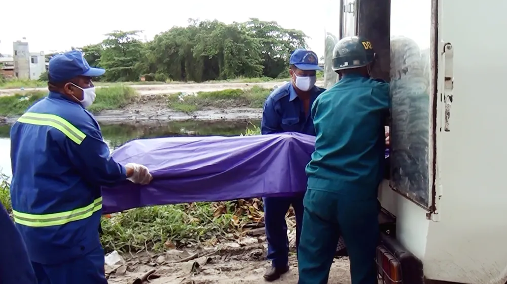 Phát hiện xác một phụ nữ không mặc quần áo nổi trên sông ảnh 1