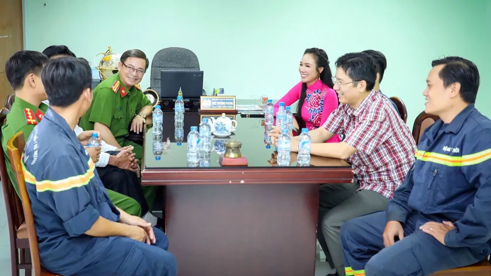 Hoa hậu Quý bà Châu Á 2016 thăm hỏi lực lượng PCCC TPHCM