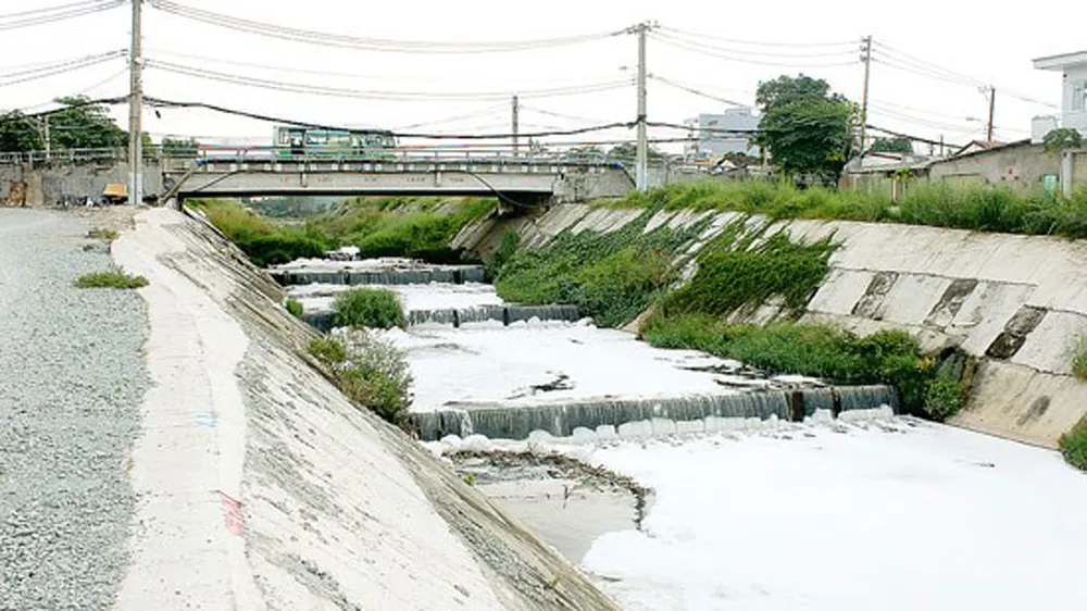 Kênh Ba Bò trắng xóa bọt hóa chất, gây ảnh hưởng nghiêm trọng đến người dân