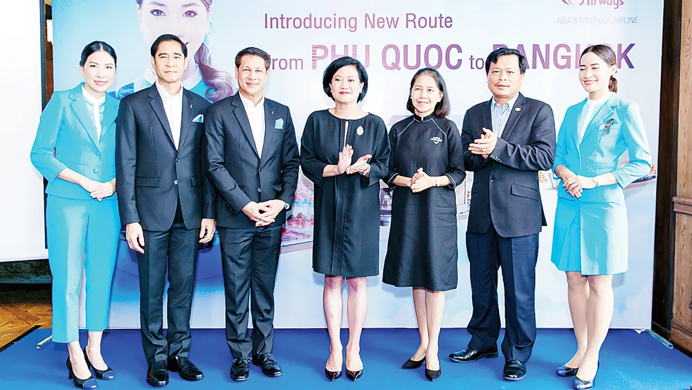 Bà Ureerat Ratanaprukse (giữa) - Tổng lãnh sự Hoàng gia Thái Lan tại TPHCM, trong buổi họp báo của Bangkok Airways