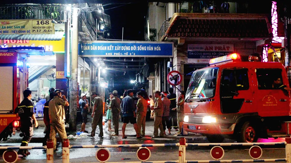 Nhà trong hẻm cháy kèm nhiều tiếng nổ lớn ảnh 1