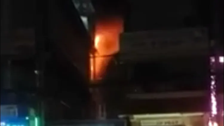 Lửa phát ra từ tầng 4 của căn nhà