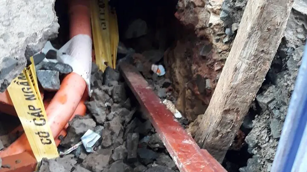 Mương cáp viễn thông ở đầu hẻm 11B đường Nguyễn Bỉnh Khiêm (quận 1) bị sụt lún