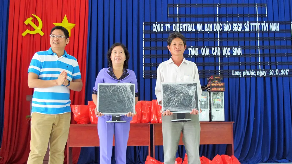 Tặng học bổng, quà và máy vi tính cho học sinh nghèo huyện Bến Cầu ảnh 4