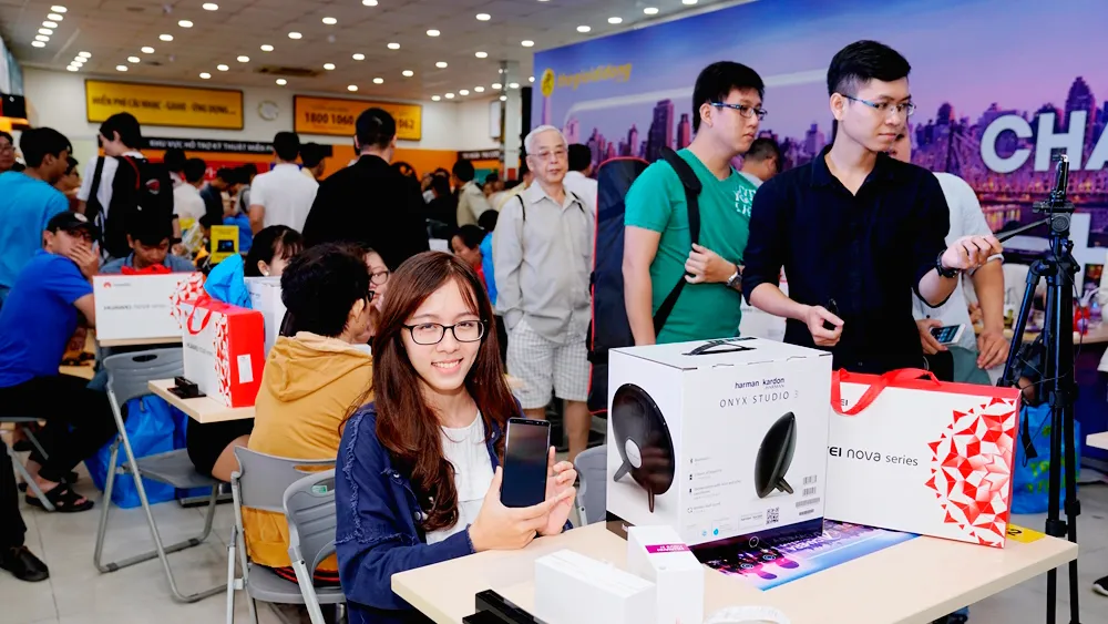 Thị trường di động Việt: Huawei Nova 2i khơi mào cuộc đua mới ảnh 2