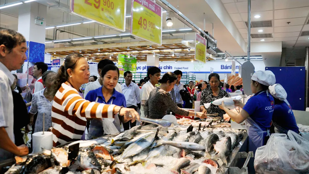 Co.opmart Chư Sê vẫn tấp nập khách sau khai trương 