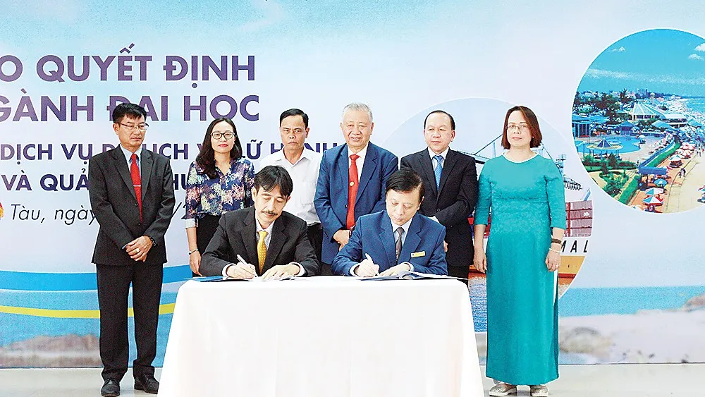 Bộ GD-ĐT trao quyết định mở 2 ngành mới cho Trường Đại học Bà Rịa - Vũng Tàu ảnh 1