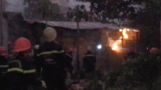 Cháy nhà do sang chiết gas, cả khu phố hoảng loạn