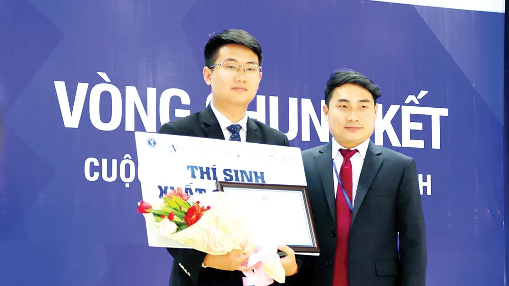 Luật sư Châu Việt Bắc tặng hoa chúc mừng thí sinh xuất sắc Cuộc thi Vmoot 2017 tại Trường Đại học Luật TPHCM