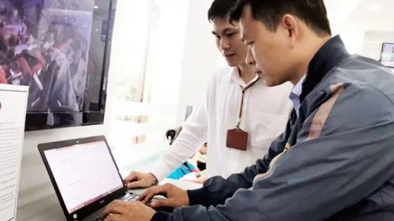 Người dân đang tìm hiểu dịch vụ công trực tuyến cấp độ 4  khi xin phép qua mạng tại UBND quận 1