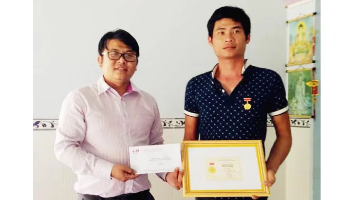 Anh Phan Văn Bắc nhận Huy hiệu "Tuổi trẻ dũng cảm" của Trung ương Đoàn trao tặng. Ảnh: ĐOÀN KIÊN