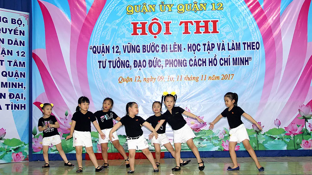 Các em thiếu nhi của CLB Họa Mi tập dượt chương trình biểu diễn chào mừng ngày 20-11