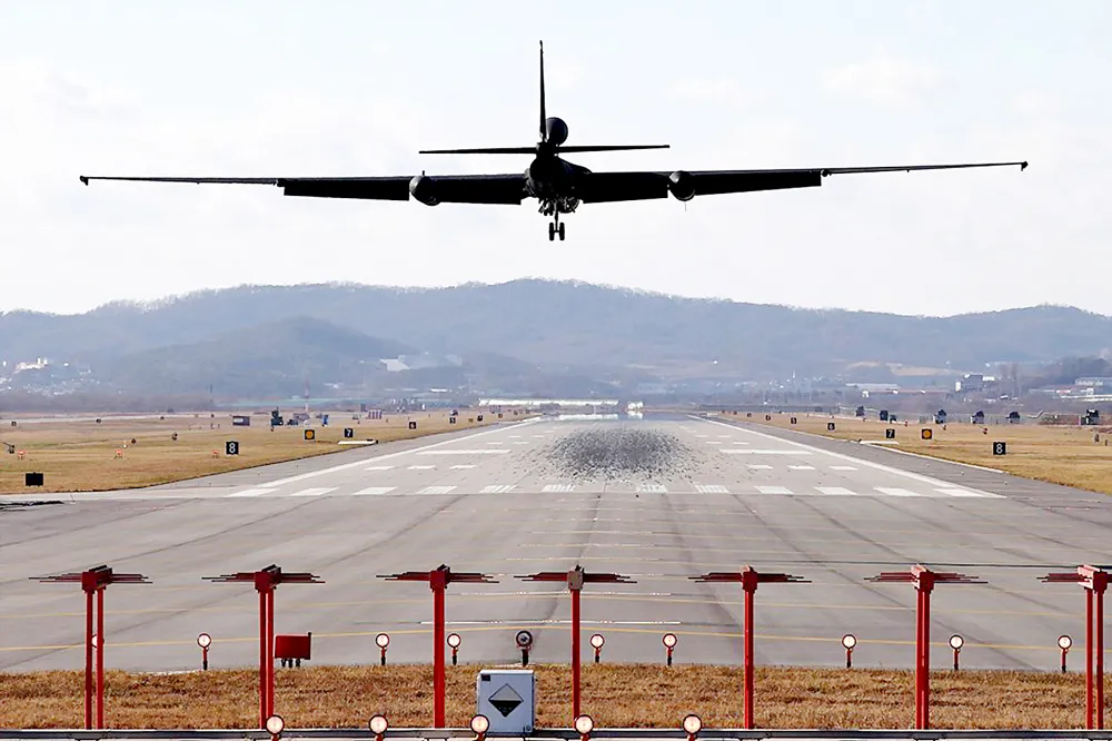 Máy bay do thám U-2 tại căn cứ không quân Osan ở Pyeongtaek tham gia tập trận ngày 4-12. Ảnh: REUTERS
