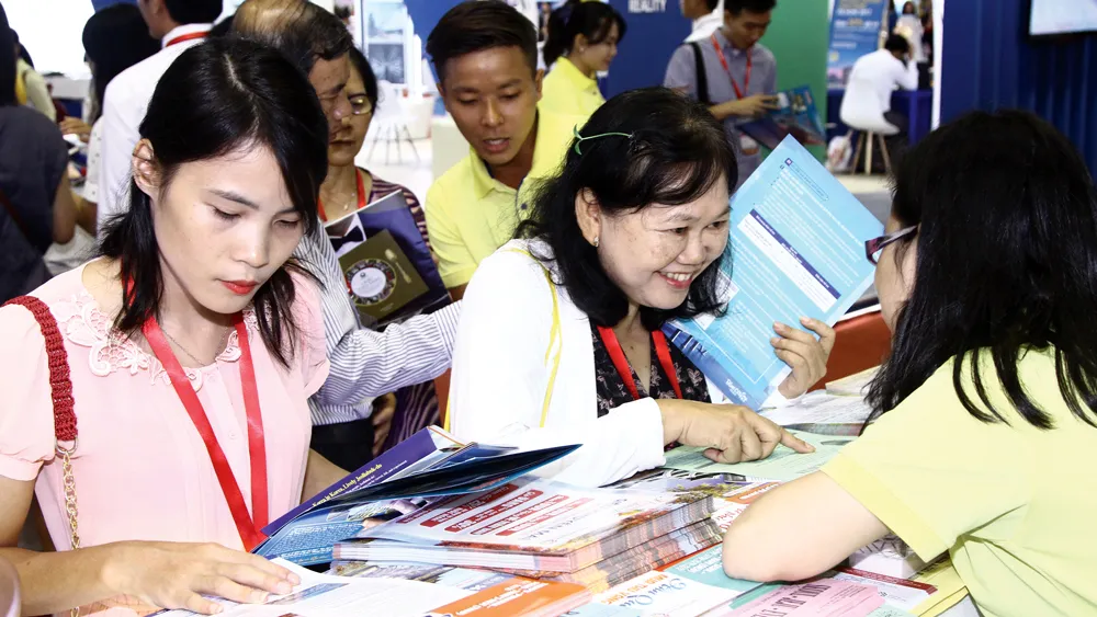 Du khách tham khảo tour của BenThanh Tourist