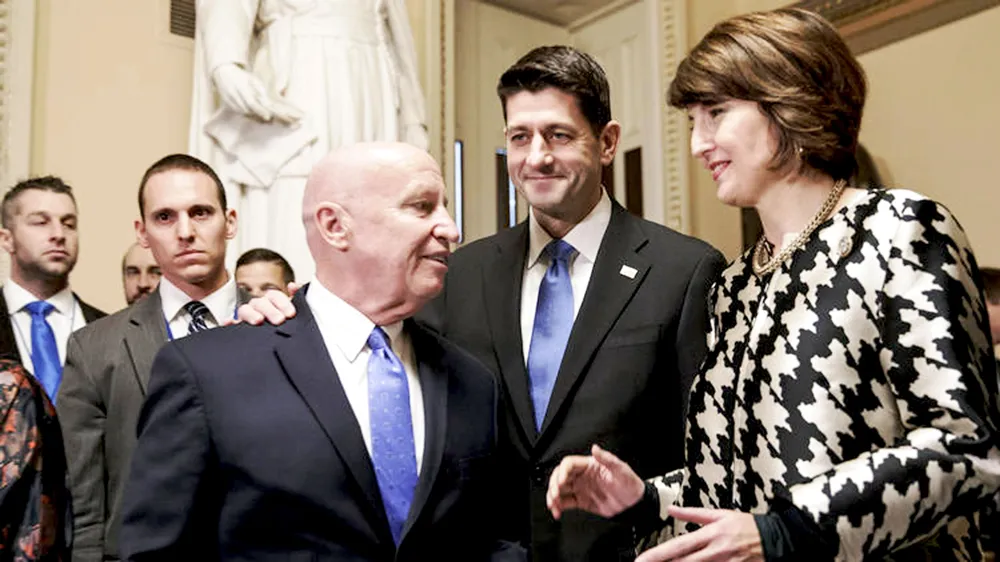 Các nghị sĩ thuộc đảng Cộng hòa trao đổi sau phiên bỏ phiếu tại Hạ viện