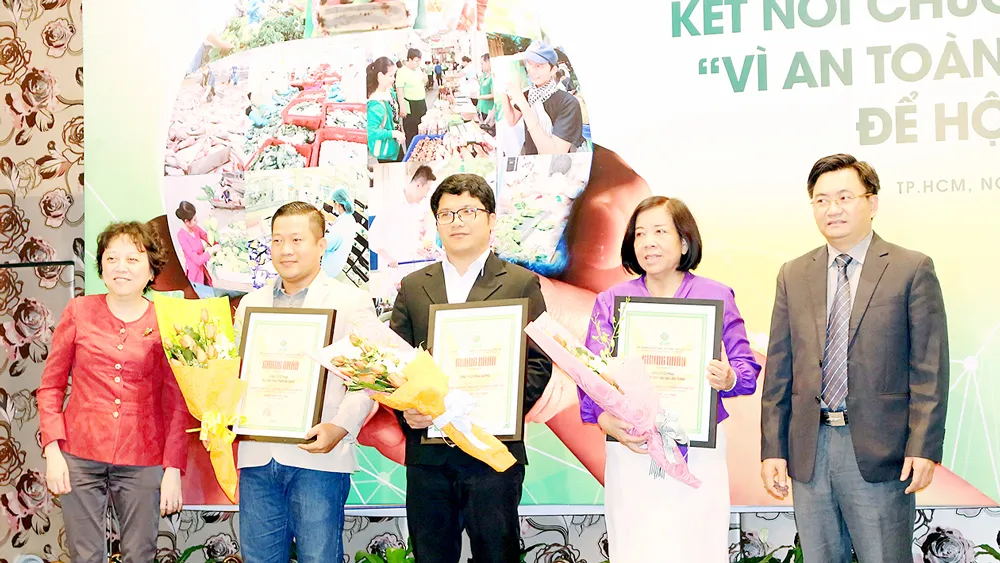 Trao chứng nhận hàng Việt Nam chất lượng cao chuẩn hội nhập cho doanh nghiệp. Ảnh: GIA PHÚC