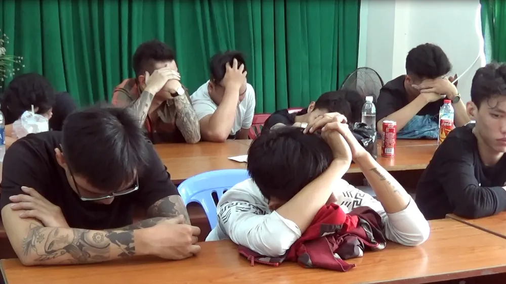 Đột kích quán karaoke, phát hiện nhiều dân chơi nghi phê ma tuý ảnh 1