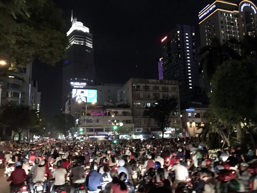 Hàng ngàn người đổ về trung tâm TPHCM chờ xem bắn pháo hoa ảnh 1