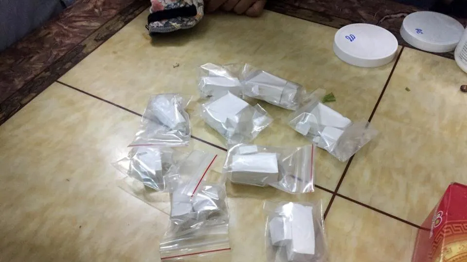 Bắt một phụ nữ chuyên mua ma túy về trộn bột bán cho con nghiện ảnh 1