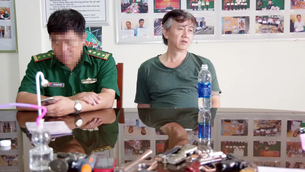 Phát hiện nhiều vũ khí trong nhà đối tượng mua bán ma túy ảnh 1