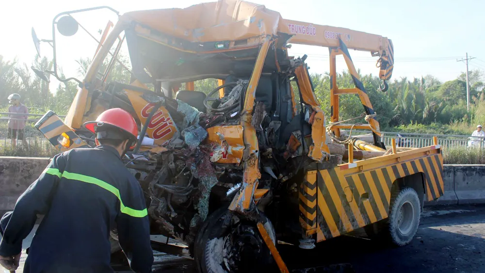 Tai nạn giao thông tại dốc cầu Phú Mỹ, 3 người chết ảnh 1