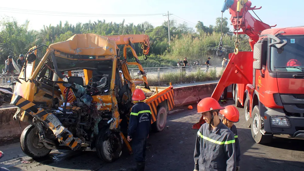 Tai nạn giao thông tại dốc cầu Phú Mỹ, 3 người chết ảnh 2