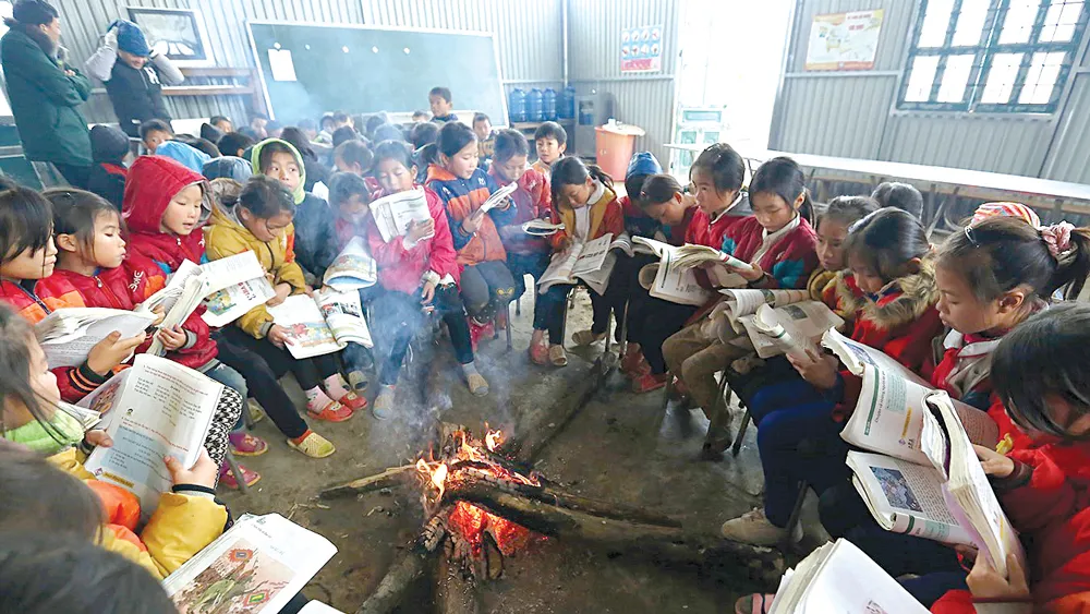 Học sinh Trường Tiểu học Tỏa Tình, huyện Tuần Giáo (Điện Biên), ôn bài bên lửa hồng