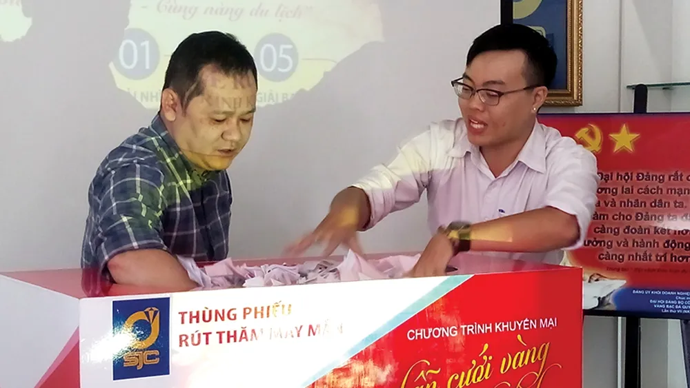 Rút thăm trúng thưởng chương trình “Trao nhẫn cưới vàng - Cùng nàng du lịch”
