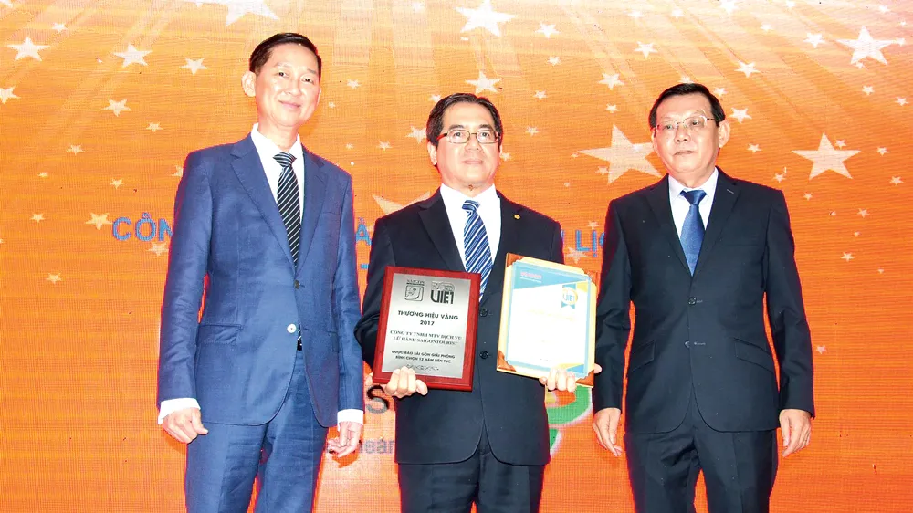 Ông Hoàng Hữu Lộc, Chủ tịch Hội đồng thành viên Công ty Dịch vụ Lữ hành Saigontourist, nhận giải thưởng.