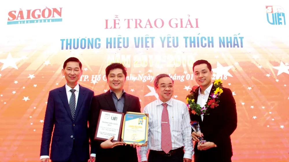 Ông Lại Minh Duy (thứ 2 từ bên trái sang) - Tổng Giám đốc TST tourist & Ông Nguyễn Văn Thi (ngoài cùng bên phải) - Trưởng phòng khối kinh doanh khách lẻ TST tourist nhận giải thưởng Thương hiệu Vàng 10 năm liên tiếp và giải thưởng Thương hiệu Việt yêu thí