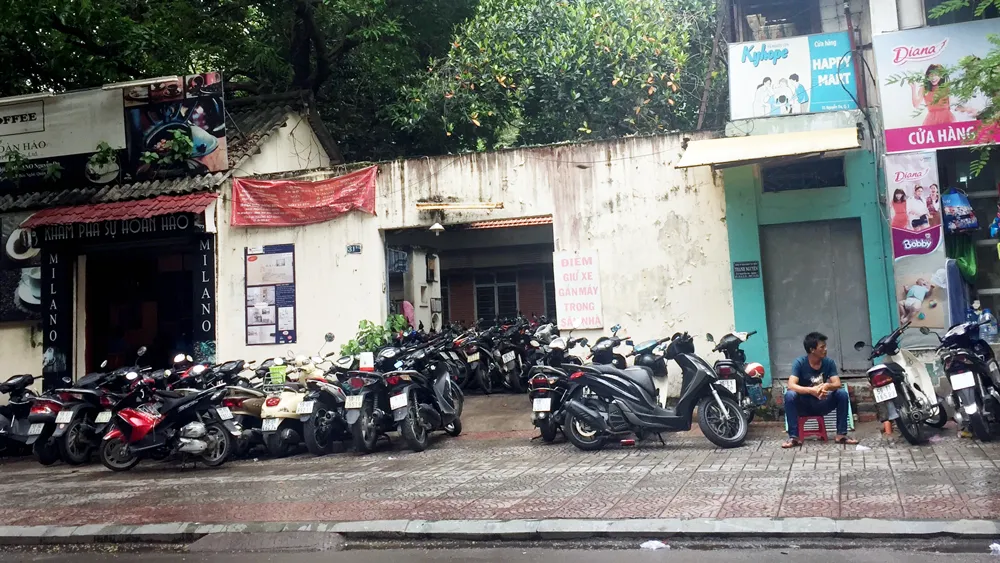 Bãi giữ xe trên vỉa hè đường Nguyễn Du, quận 1, TPHCM